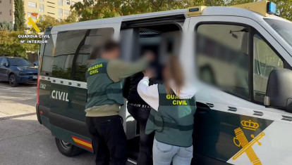 (Foto de ARCHIVO)
Agentes de la Guardia Civil introducen en una furgoneta a un detenido.

REMITIDA / HANDOUT por GUARDIA CIVIL
Fotografía remitida a medios de comunicación exclusivamente para ilustrar la noticia a la que hace referencia la imagen, y citando la procedencia de la imagen en la firma
21/12/2024