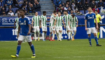 Celebración de un gol del Córdoba, con Isma Ruiz en el centro de la imagen y su rodilla vendada