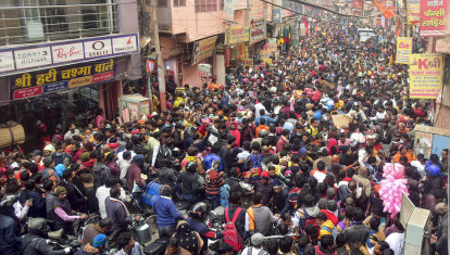 Una multitud de devotos se reúne en el templo de Kashi Vishwanath, en India