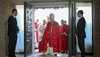 Esta foto tomada y distribuida el 26 de diciembre de 2024 por The Vatican Media muestra al Papa Francisco abriendo una Puerta Santa en la Penitenciaría de Rebibbia el día de San Esteban en Roma como parte del Año Jubilar Católico. (Photo by Handout / VATICAN MEDIA / AFP) / RESTRINGIDO A USO EDITORIAL - CRÉDITO OBLIGATORIO «AFP PHOTO / VATICAN MEDIA» - NO MARKETING - NO CAMPAÑAS PUBLICITARIAS - DISTRIBUIDO COMO SERVICIO A CLIENTES