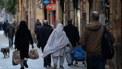 Varias personas caminan por una calle de Barcelona