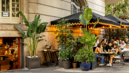La terraza del Bar Vint-i-Quatre, en el cruce de Diagonal con Tuset, en Barcelona