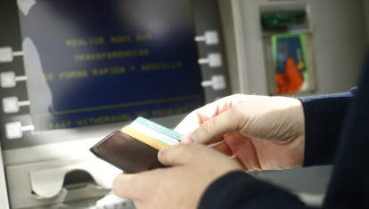 Un ciudadano efectúa una operación en un cajero