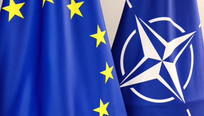 Banderas de la Unión Europea y la OTAN