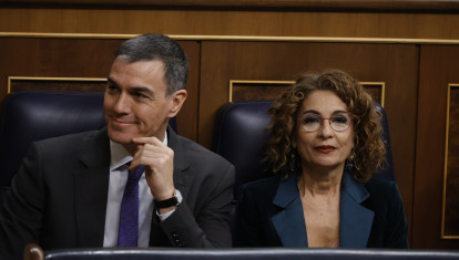El presidente del Gobierno, Pedro Sánchez y la vicepresidenta primera y ministra de Hacienda, María Jesús Montero