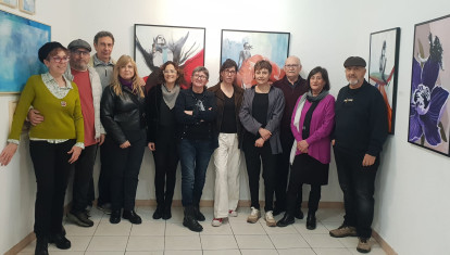 Las autora junto a público asistente en la sala Emilio Álvarez de la taberna La Fuenseca