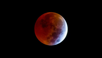 Vista de la luna llena este viernes, durante eclipse lunar, un fenómeno astronómico conocido como
