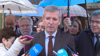 El presidente de la Xunta de Galicia, Afonso Rueda, declarando ante los medios de comunicación