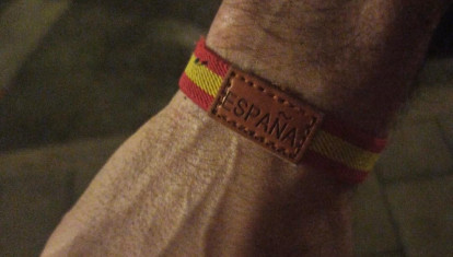 Pulsera que llevaba el agredido en Santiago de Compostela