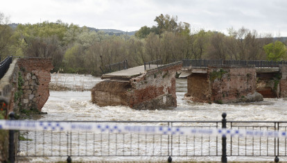 Puente romano derrumbado por la crecida del río Tajo a su paso por Talavera de la Reina