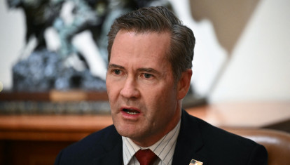 El asesor de Seguridad Nacional de EE. UU., Mike Waltz, habla durante una reunión con el presidente Donald Trum