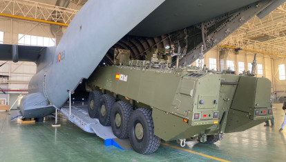 La Célula de Evaluación de Cargas para el Transporte Aéreo (CECTA) ha realizado una prueba real de carga de un VCR 8X8 Dragón en un A400M