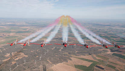Espectacular imagen de la Patrulla Águila en formación tomada desde un Airbus A400M