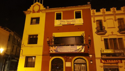 En el Ayuntamiento de Molins de Rei (Barcelona), gobernado por el PSC, no hay ninguna bandera y sí pancartas partidistas