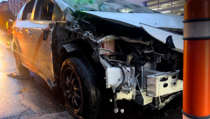 Un taxi colisiona con un andamio en la calle San Bernardo en pleno centro de Madrid