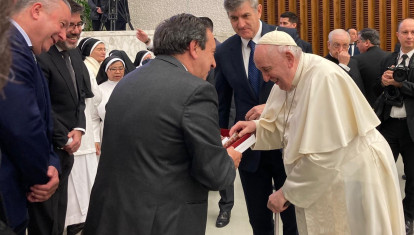 El presidente de Asaja, Pedro Barato, entrega productos ibéricos al Papa Francisco en el Vaticano en 2023