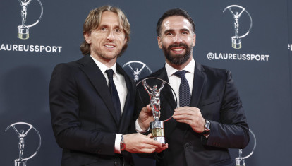 Luka Modric y Dani Carvajal posan con el premio Laureus al mejor equipo del año del 2024