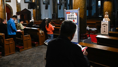 Un altar en memoria del Papa Francisco se exhibe en una iglesia de China