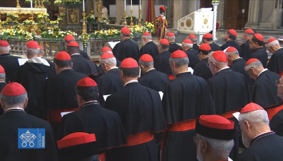 Los cardenales durante la visita a la tumba del Papa Francisco