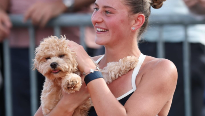 Marta Kostyuk con su perro en el Mutua Madrid Open