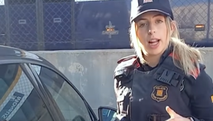 El agente de la Policía durante las explicaciones