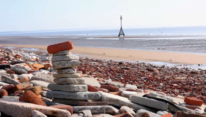 Los escombros de la Segunda Guerra Mundial en Liverpool se transforman en esculturas en la playa de Crosby