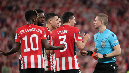Los jugadores del Athletic protestan el penalti al colegiado noruego, Espen Eskas