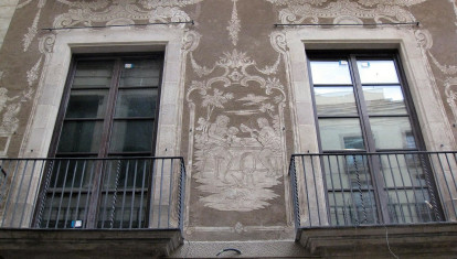 Detalle del esgrafiado en la fachada de la Casa dels Quatre Rius, en Barcelona