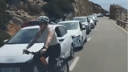 Imagen del vídeo que se ha hecho viral en redes sociales por el brutal atasco