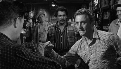 Kirk Douglas en Los valientes andan solos