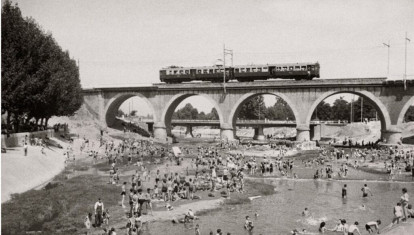 Baños en el Manzanares, junto al Puente de los franceses, en una calurosa tarde del verano de 1946