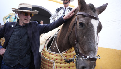 El actor británico Jeremy Irons en la plaza de toros de la Real Maestranza