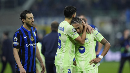 Gerard Martín consuela a Raphinha tras perder ante el Inter en Champions