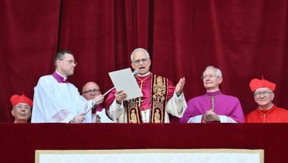 El recién elegido Papa León XIV, Robert Prevost, se dirige a la multitud desde el balcón central de la Basílica de San Pedro