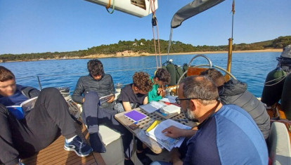 Adolescentes a bordo del velero Ona leen a Homero mientras aprenden a navegar