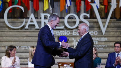 El Rey entrega el Premio Europeo Carlos V a Josep Borrell