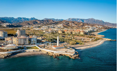 Vista general de Torrox, uno de los mejores destinos para un retiro dorado en la Costa del Sol