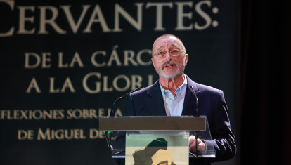 El escritor Arturo Pérez-Reverte es autor de la exitosa novela adaptada por Netflix