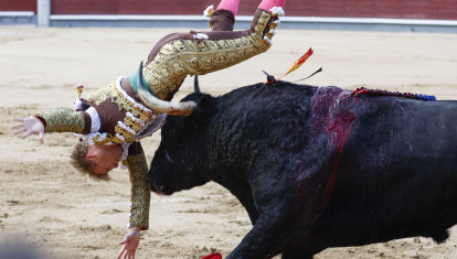 El diestro Clemente, que confirma alternativa, sufre una cogida en la corrida de la Feria de San Isidro
