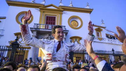 David de Miranda cruza la Puerta del Príncipe de La Maestranza