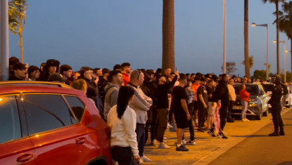Los aficionados del Sevilla concentrados en la ciudad deportiva tras el partido con el Celta en Balaídos