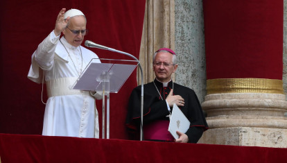 El Papa León XIV en el balcón de la Basílica de San Pedro