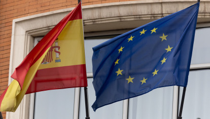 Imagen de archivo de una bandera de la Unión Europea junto a una bandera de España