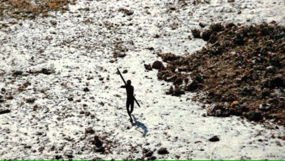 Un indígena disparando una flecha a un helicóptero del Gobierno indio