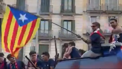 Íñigo Martínez ondea la estelada durante la celebración del Barça