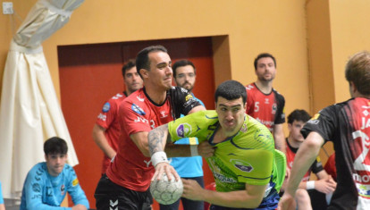 El Córdoba de Balonmano y La Salle no pueden dar el salto de categoría