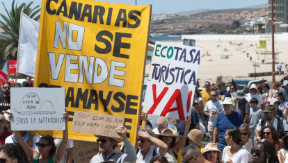 Los colectivos sociales, ecologistas y ciudadanos que impulsaron hace un año las protestas contra los impactos del turismo de masas vigente en Canarias han vuelto a salir este domingo a las calles de las islas, para exigir, por millares, una operativa más sostenible del motor económico del archipiélago. En la imagen, manifestación en Puerto del Rosario, en Fuerteventura.