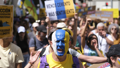 Colectivos ecologistas manifestándose por las distintas Islas Canarias