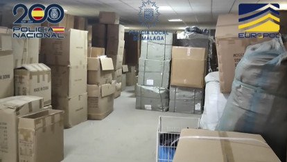 El interior del almacén en el que guardaban siete toneladas de ropa