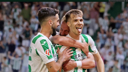 Yoldi celebra su gol al Mirandés abrazo por Xavi Sintes y Obolskii